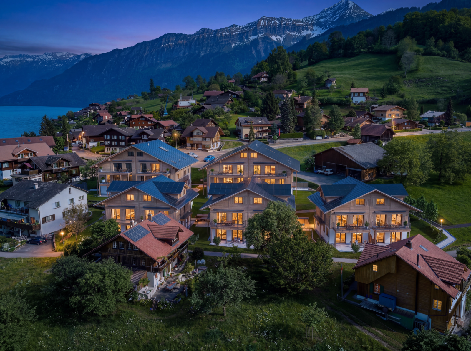 Dorf bei Abenddämmerung